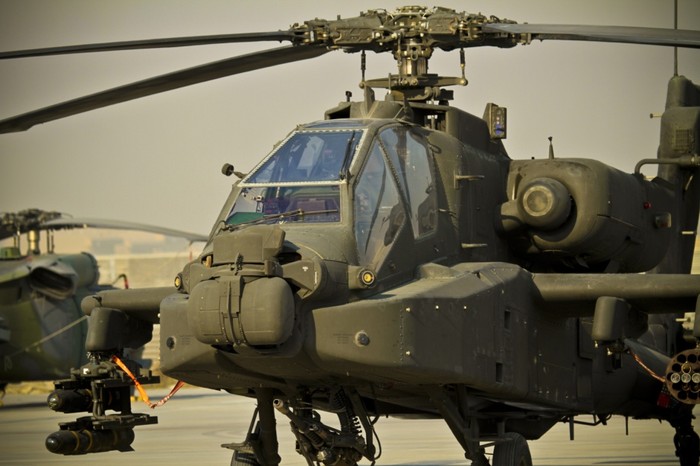 Apache được sử dụng trong chiến đấu lần đầu tiên là vào năm 1989 trong chiến tranh Panama. AH-64A Apache và AH-64D Apache đã đóng vai trò quan trọng trong một số cuộc chiến tranh ở Trung Đông, gồm Chiến tranh Vùng Vịnh, Chiến dịch Tự do bền vững ở Afghanistan, và cuộc chiến tranh Iraq năm 2003.
